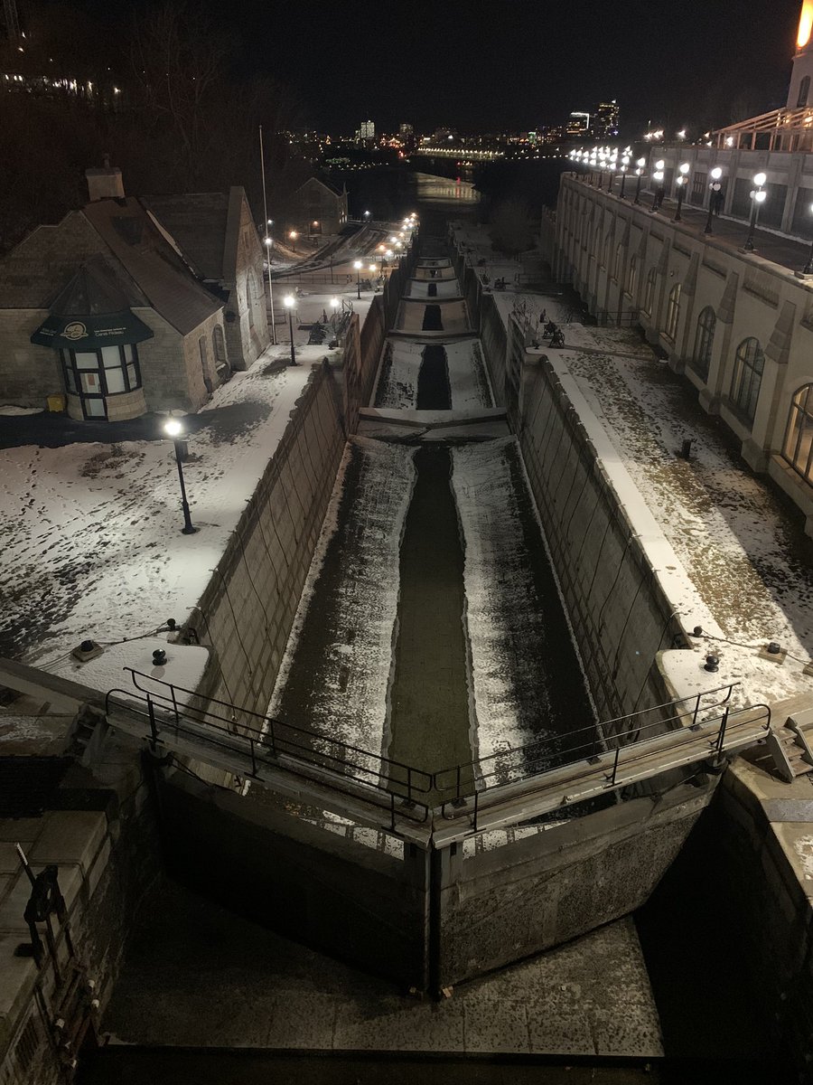 Guy_Theriault's tweet photo. The @RideauCanalNHS #OttawaLocks at night in #MyOttawa @ParksCanada @BytownMuseum https://t.co/FT3HfZM53x