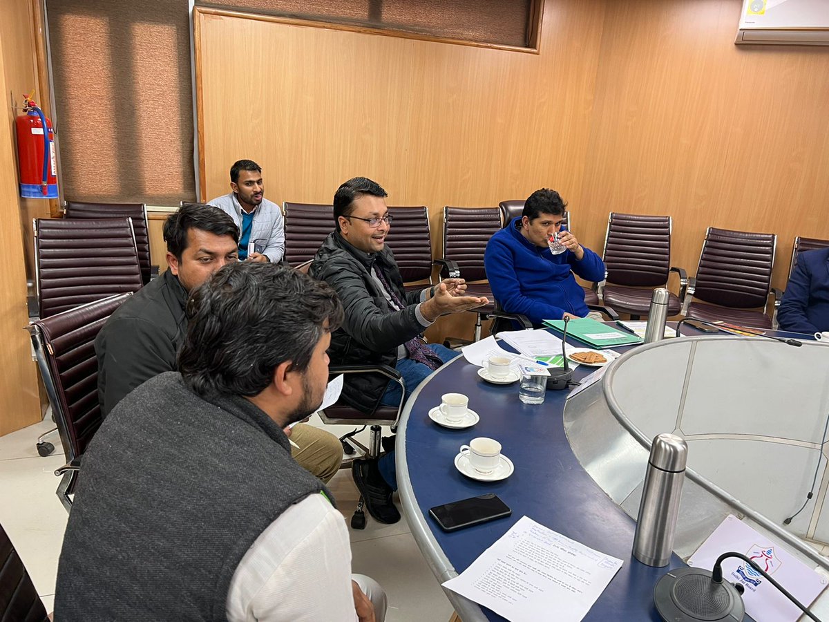 Deepakmishra423's tweet photo. आज की #मीटिंग में बस एक ही बात हुई #अगले_15 दिन में या तो L &amp; T #अपना काम की #रफ़्तार बढ़ाए नहीं तो ठेका #कैंसिल करेंगे 
बहुत हो गया 
अब और #बर्दाश्त नहीं 
लोगों को #दुःखी कर रखा हैं इन #कंपनी वालों ने
आपका विधायक @MLARituraj झा जी 
@ArvindKejriwal @AapKaGopalRai @msisodia https://t.co/oQEVC2GAxO