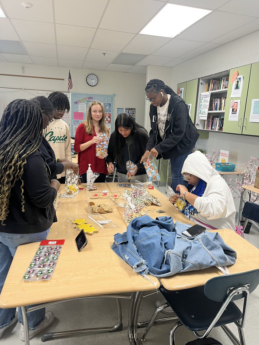 themsvan's tweet photo. “Ms. Van, can you take a picture of this so we can all use it for our CAS journal.” #kenwoodmakesgreatkids @KenwoodBCPS @Kenwood_DP @BPowell_BCPS https://t.co/kjOzXQWlDZ