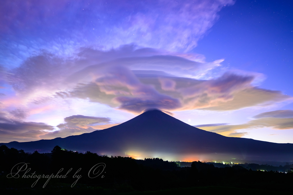 2023年版カレンダー作品紹介📸 【6月】 まだ知らない富士山を見たと思った❣ 富士山と同じくらいの大きさの巨大吊るし雲… 夜明けの光に怪しく浮かんでいました。 ☆在庫少なくなっています☆ 👇カレンダー詳細はブログへ👇 https://t.co/SJX4t