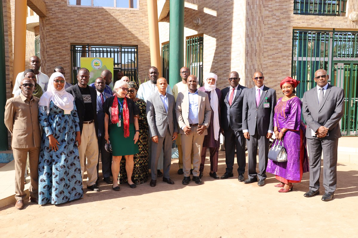 FondsClimatFCM's tweet photo. Tenue de la 15ème Session ordinaire du comité de pilotage du FCM ce jeudi 15 décembre 2022 dans la salle de réunion de l’AEDD. Les membres du comité et les représentants des PTF ont apprécié le résultat engrangé (93% des activités réalisées pour une exécution financière de 100%). https://t.co/RBjfiGVrHx