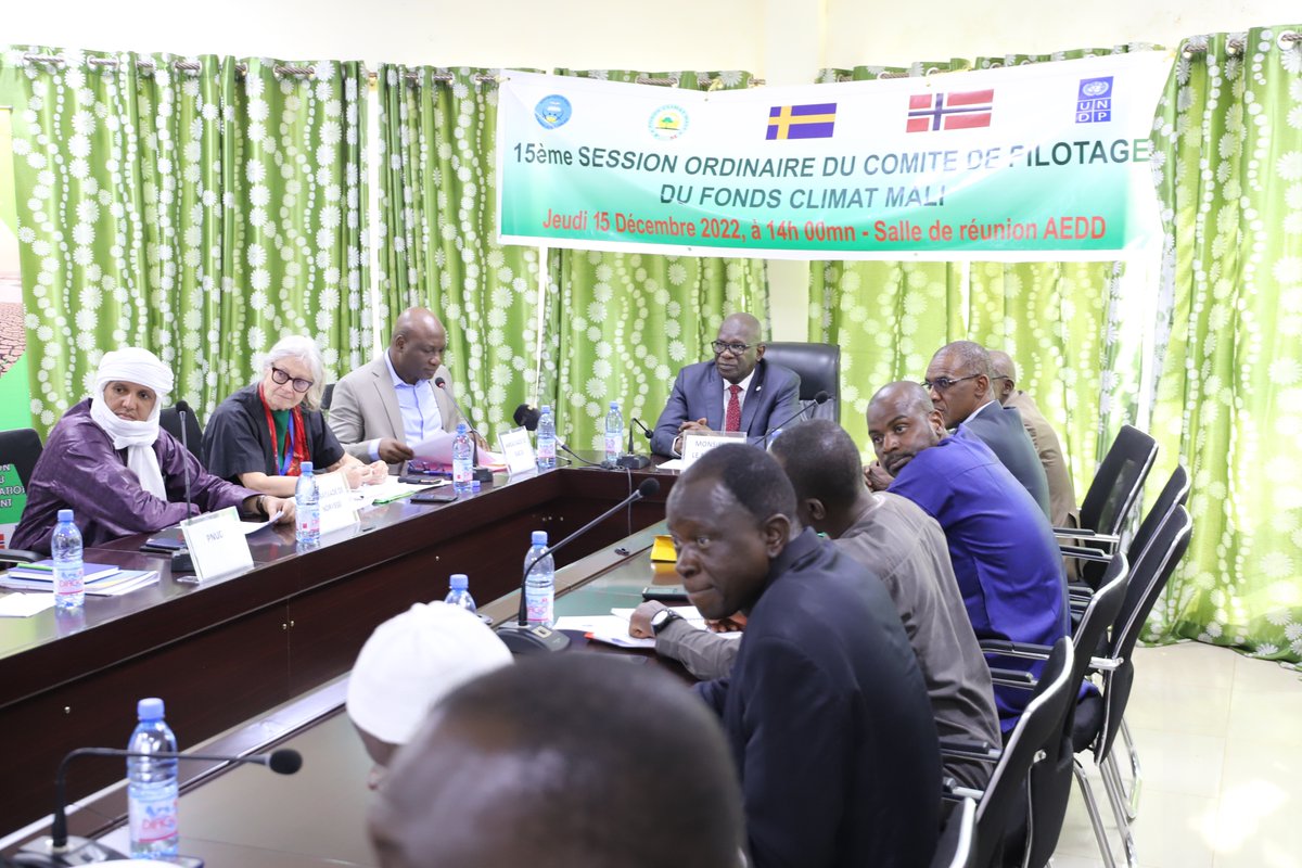 FondsClimatFCM's tweet photo. Tenue de la 15ème Session ordinaire du comité de pilotage du FCM ce jeudi 15 décembre 2022 dans la salle de réunion de l’AEDD. Les membres du comité et les représentants des PTF ont apprécié le résultat engrangé (93% des activités réalisées pour une exécution financière de 100%). https://t.co/RBjfiGVrHx