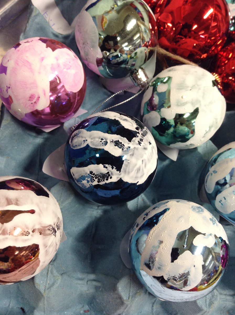 BillyBobbyBear's tweet photo. Decorating Christmas baubles with handprint snowmen is one of our favourite Christmas activities. https://t.co/NAnPgGS1Mf