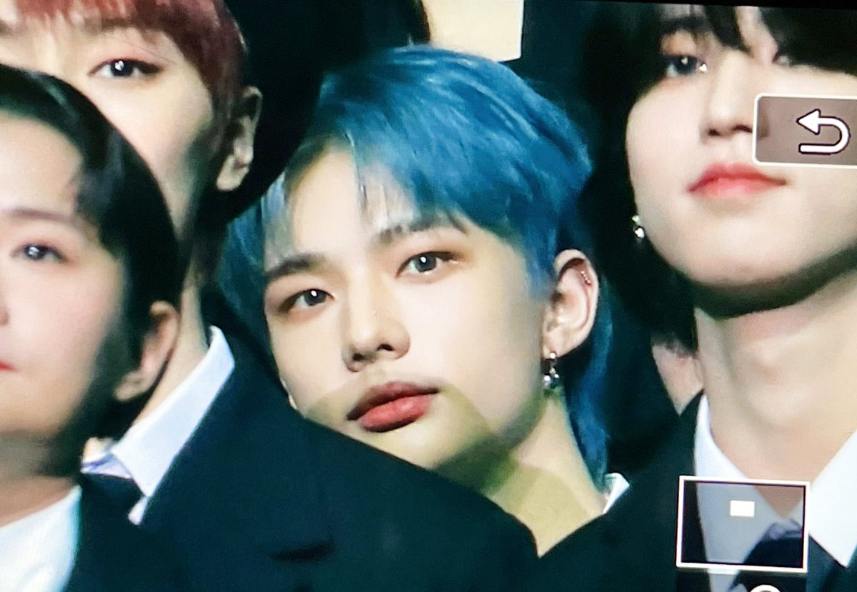 blaze0320's tweet photo. 221216 빼꼼 #현진 #hyunjin https://t.co/Cd1wi8Gorc
