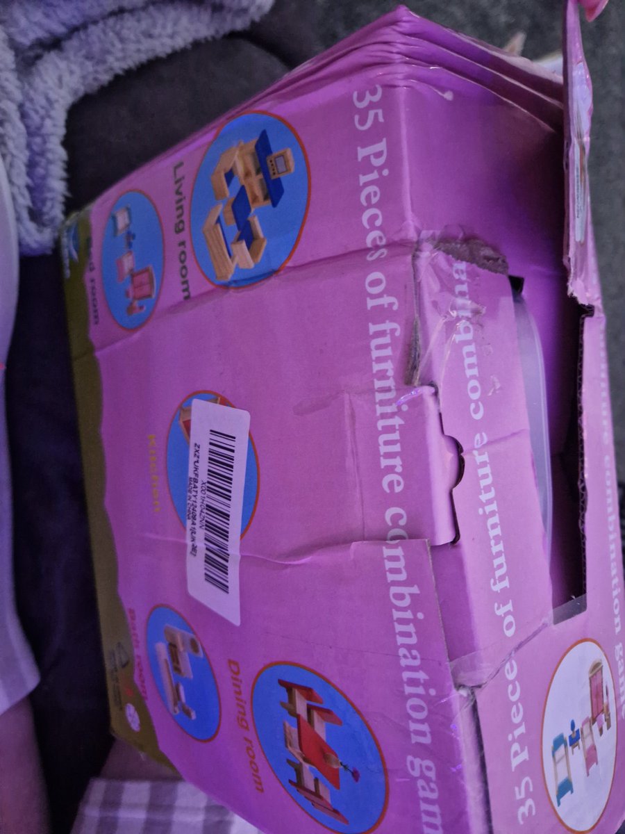mandiimccall's tweet photo. @AmazonUK my parcel has just arrived like this.. it was in a box with other items.. so its either been squeezed in the box or its been a return but this is supposed to be a Xmas present https://t.co/P3KAwQTdw6
