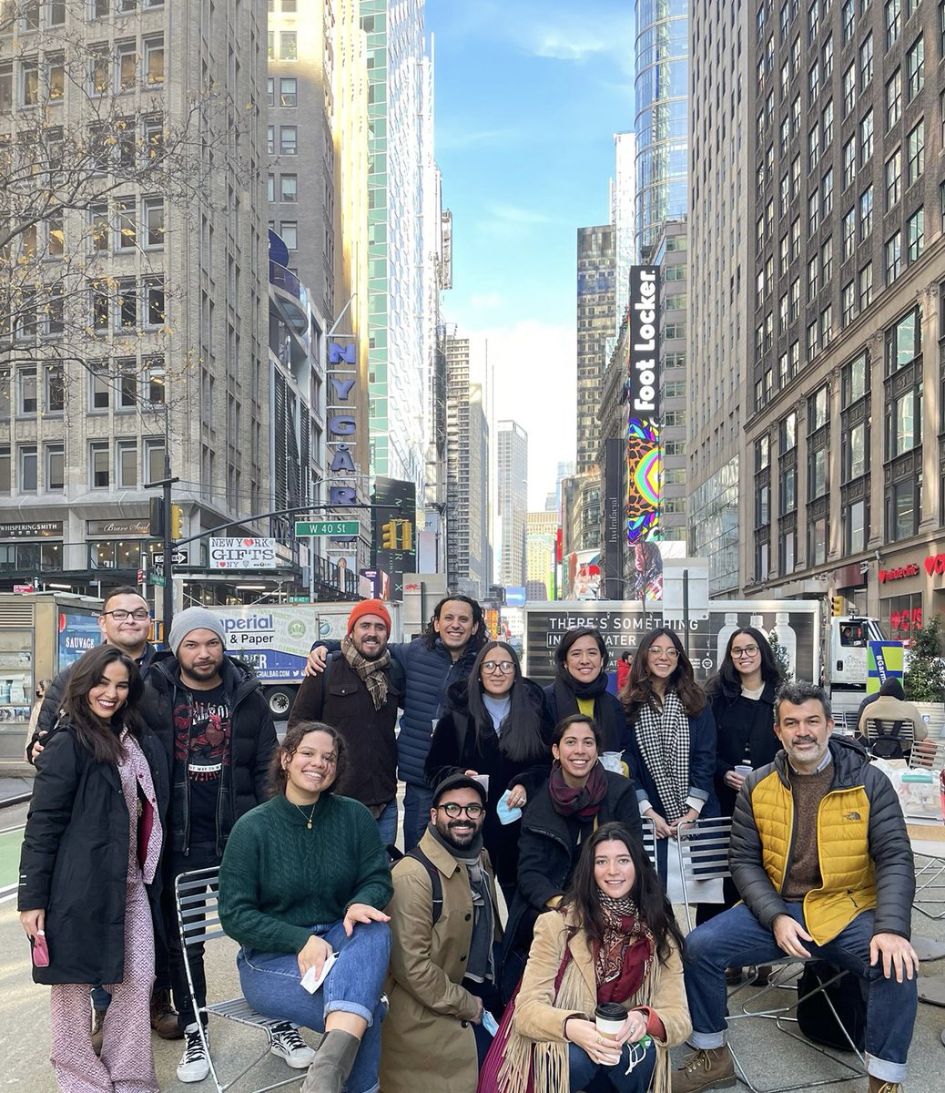 Hoy este grupo luminoso se gradúa del Programa de Periodismo Bilingüe de la @newmarkjschool. 🎓He aprendido mucho de ustedes y me siento honrada de haberles acompañado en su trayecto. Estas fotos recogen distintos momentos que hemos tenido juntos. Abro un 🧵en su día. #NewmarkJ22