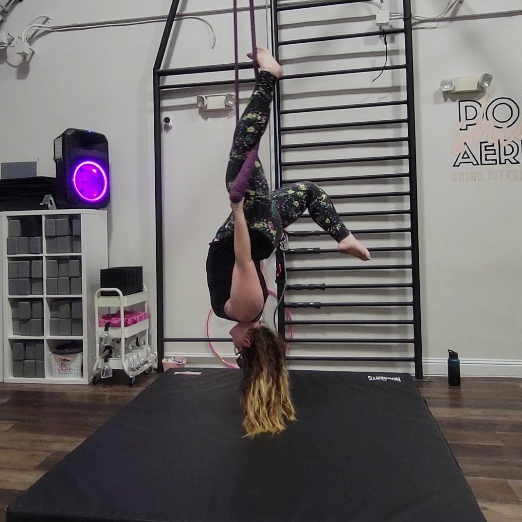 mollyemakeup's tweet photo. I recently was able to start dance trapeze and I think it's my new favorite apparatus 🥰 it really speaks to me! even though man it's painful sometimes 😂 https://t.co/1UYleYUEpx