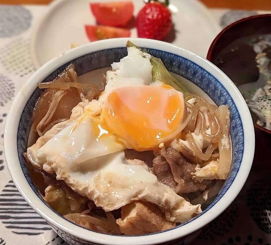 chiko1960chan's tweet photo. 昼はゴルフ��で天丼、朝は昨日の残り物ですき焼き丼、どっちも最高に美味い👍　自分的には最高の贅沢、バチが当たりそう😱 https://t.co/7LnwidcrVl