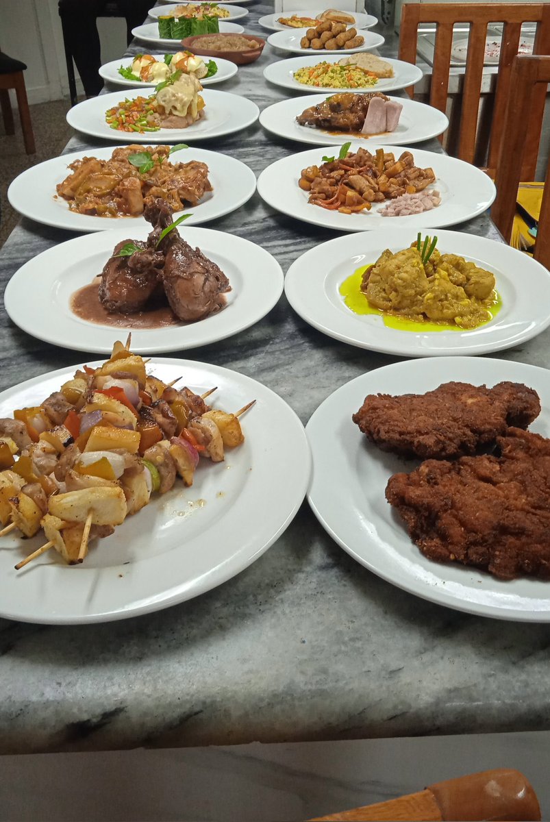 MincinCuba's tweet photo. En el #MarInit, clase Práctica del Curso de III Nivel de Cocina General Integral para los trabajadores pertenecientes a la @epagpinardelrio
contamos con:
Chef Jorge Luis Bello
Pedro Amador Vicepresidente Primero de la Asociación Culinaria de Pinar del Río
@BetsyDazVelzqu2 https://t.co/YiqGYLcehE