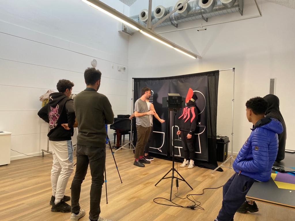 Avui al taller "l'Art d'enganyar" al <a href="/CaixaForum_CAT/">CaixaForum</a> de Lleida. Demostrant que tenim unes/uns artistes davant i darrera les càmeres #primercinema #caixaforumlleida #alauecfemcinema <a href="/CaixaForum_CAT/">CaixaForum</a> <a href="/educaciocat/">Educació</a>