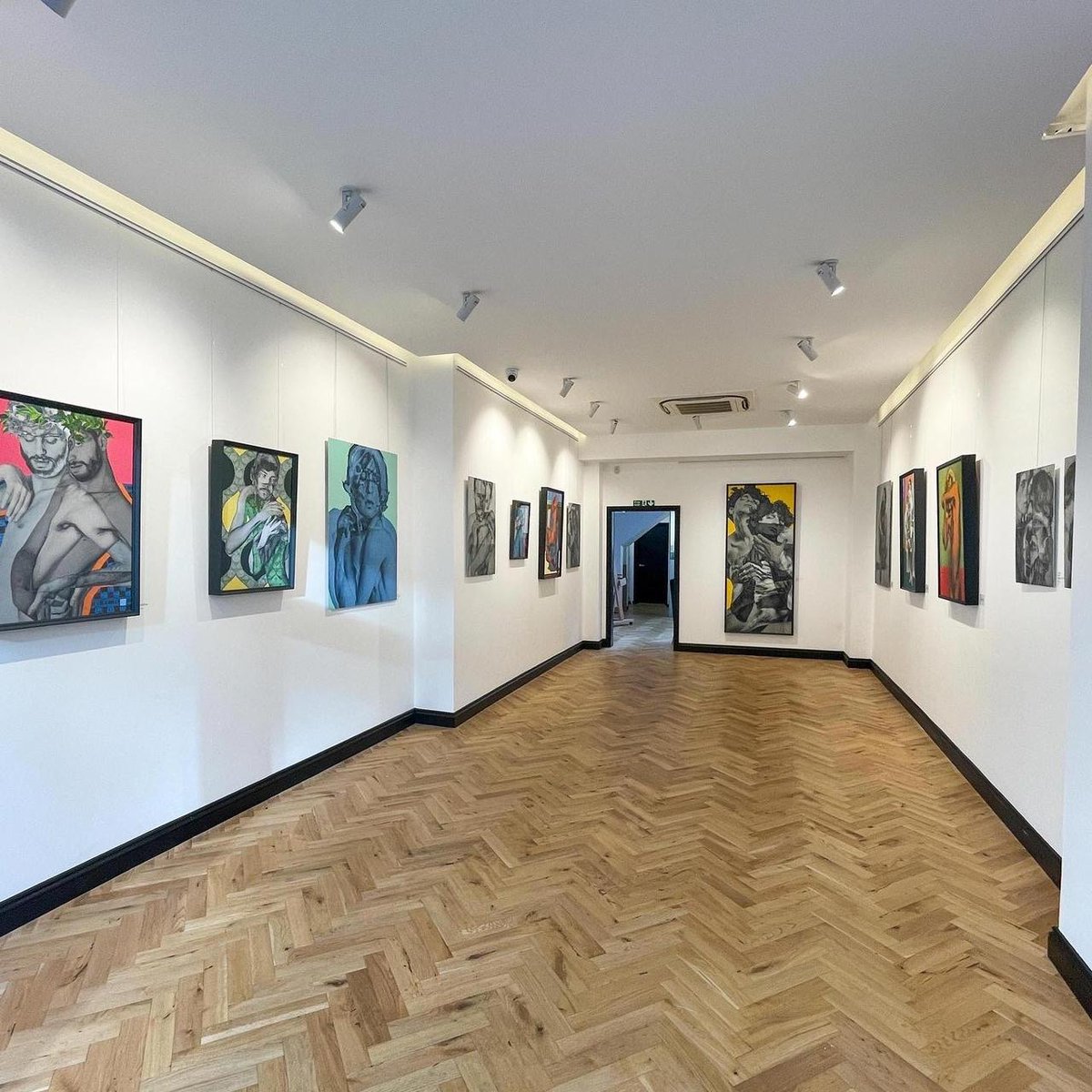 Radek Husak takes over 150 photographs at a time running round the model to find the perfect sequence of images he will use in the finished composition. 

#GroveGallery #modernart #printmaker