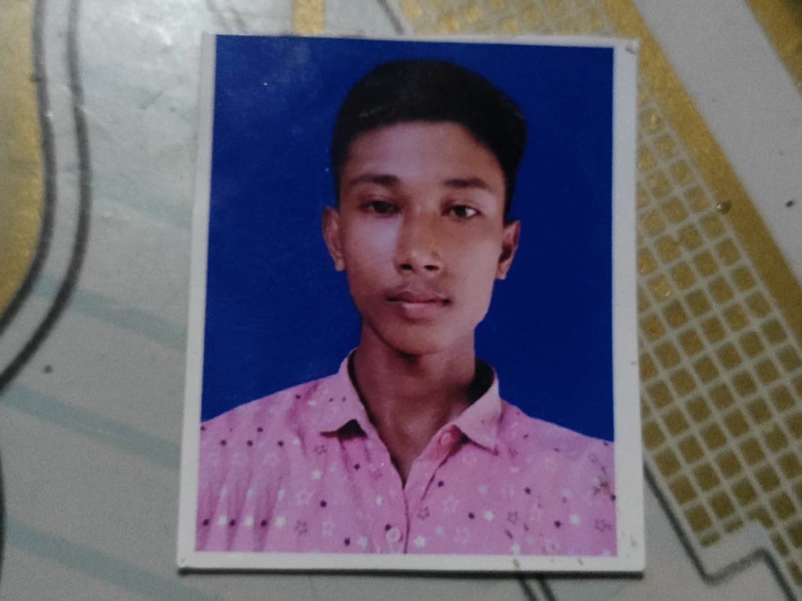 ANDAMAN SEA: TWO NAVY SHIPS IGNORE #ROHINGYA BOAT DRIFTING WITHOUT FUNCTIONING ENGINE

 Mohammed Kassim, 18, told his parents they have run out of water &amp; food.  2 Navy boats nearby have not interacted with them. An Indian helicopter flew over them. No assistance offered. #sos