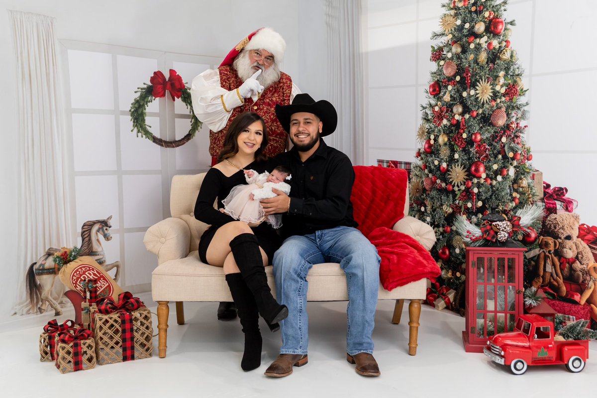 _vkeissyy's tweet photo. the holidays just got a little more special 🤍👩🏻‍🍼

- someone was hungry and it wasn’t santa 🍼🙈 https://t.co/4FzHPrNRMa