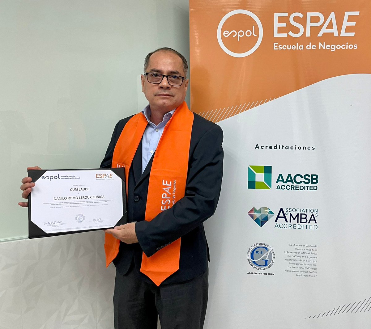 espae's tweet photo. Cum Laude. Maestría Ejecutiva en Administración de Empresas, cohorte 21, Danilo Romo Leroux Zúniga. Recibe de Decano @xavierordenana y Subdecano @domi0062 de @espae @espol su distinción. https://t.co/MXrdTKuWrY
