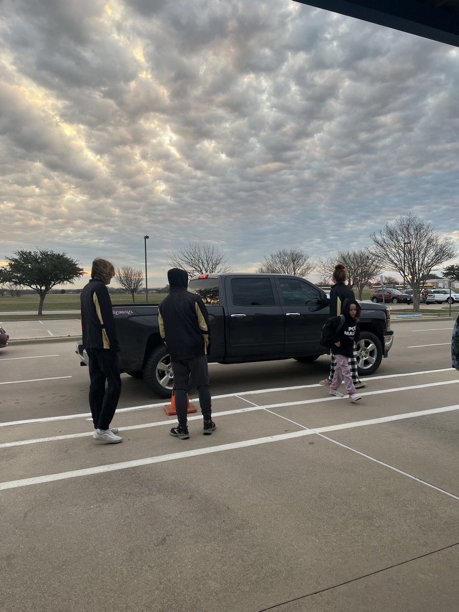 CleburneXc's tweet photo. Good morning Marti Elementary! XC runners had a very nice, cold morning opening car doors for the students !! Thank you guys! 🐝🏃‍♂️🏃‍♀️❤️#family ⁦@CleburneISD⁩ ⁦@CISDSports⁩ ⁦@BenjaminLudlow9⁩ ⁦@emmadudley22⁩ ⁦@ChristianLudlo6⁩ https://t.co/DlFmPAFoQv