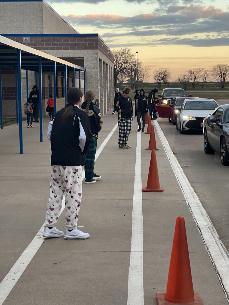CleburneXc's tweet photo. Good morning Marti Elementary! XC runners had a very nice, cold morning opening car doors for the students !! Thank you guys! 🐝🏃‍♂️🏃‍♀️❤️#family ⁦@CleburneISD⁩ ⁦@CISDSports⁩ ⁦@BenjaminLudlow9⁩ ⁦@emmadudley22⁩ ⁦@ChristianLudlo6⁩ https://t.co/DlFmPAFoQv