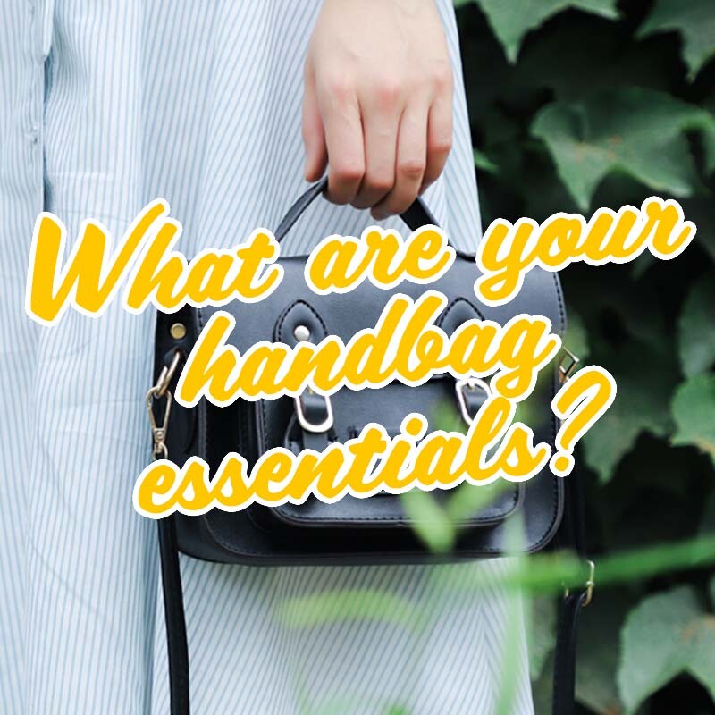 ForeverCaro's tweet photo. There are some things that a handbag simply cannot do without:
Brush ✔
Mirror ✔
Emergency snacks ✔
And nowadays no one's handbag is ready without a quality hand sanitizer :person_tipping_hand

#HandSanitiser #Handbag #Bag #Essentials https://t.co/VTBA1rMJif