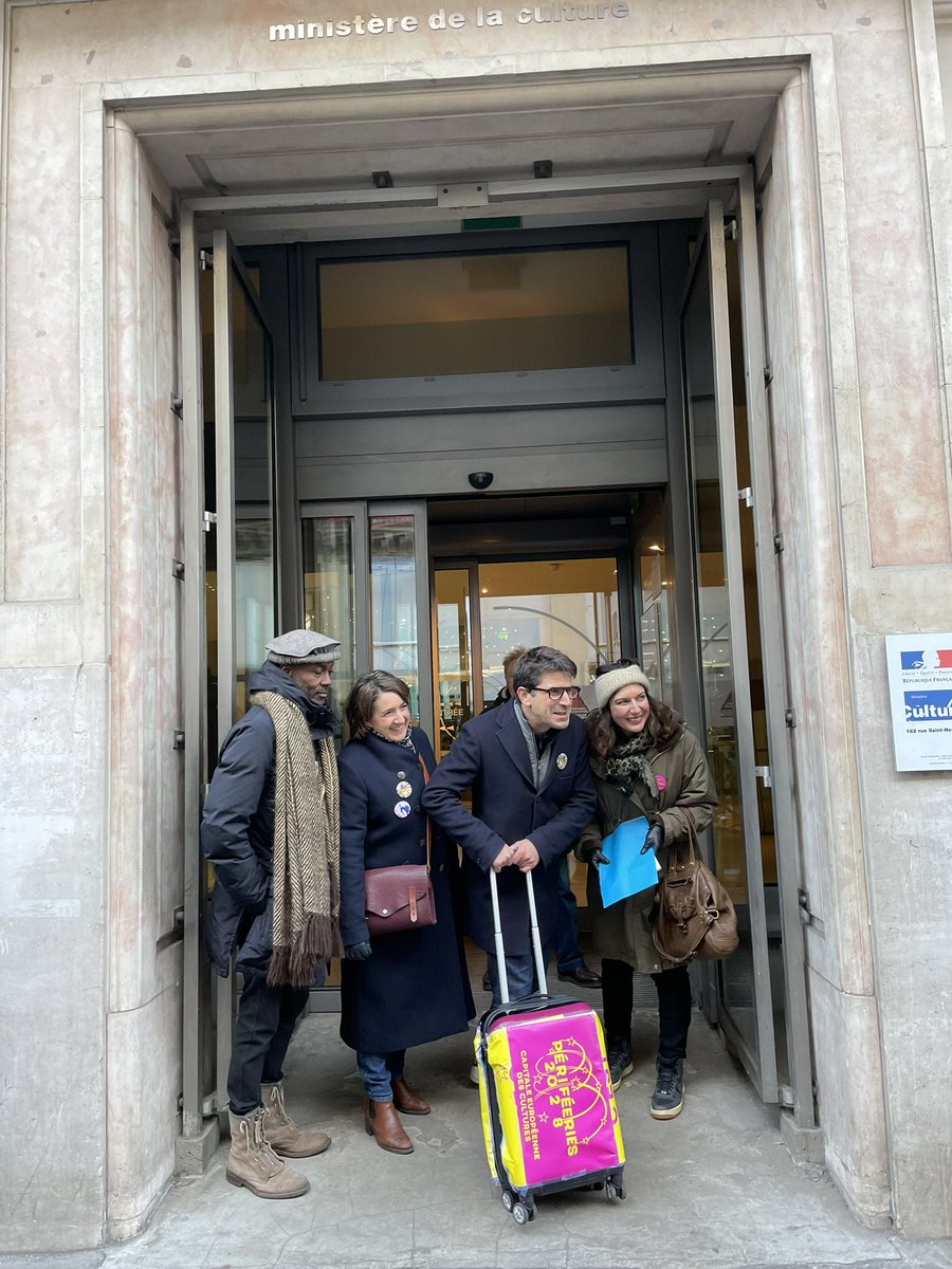perifeeries2028's tweet photo. On l'a fait ! 🥳✨ Aujourd'hui @MathieuHanotin, Maire de @VilleSaintDenis et Juliette Bompoint, directrice de Périféeries 2028, accompagné•es d'enfants de Saint-Denis et @La_Courneuve ont déposé le dossier de notre candidature #CapitaleEuropéenneDeLaCulture2028 au ministère ! 🤸‍♂️ https://t.co/BYrVojDxvm