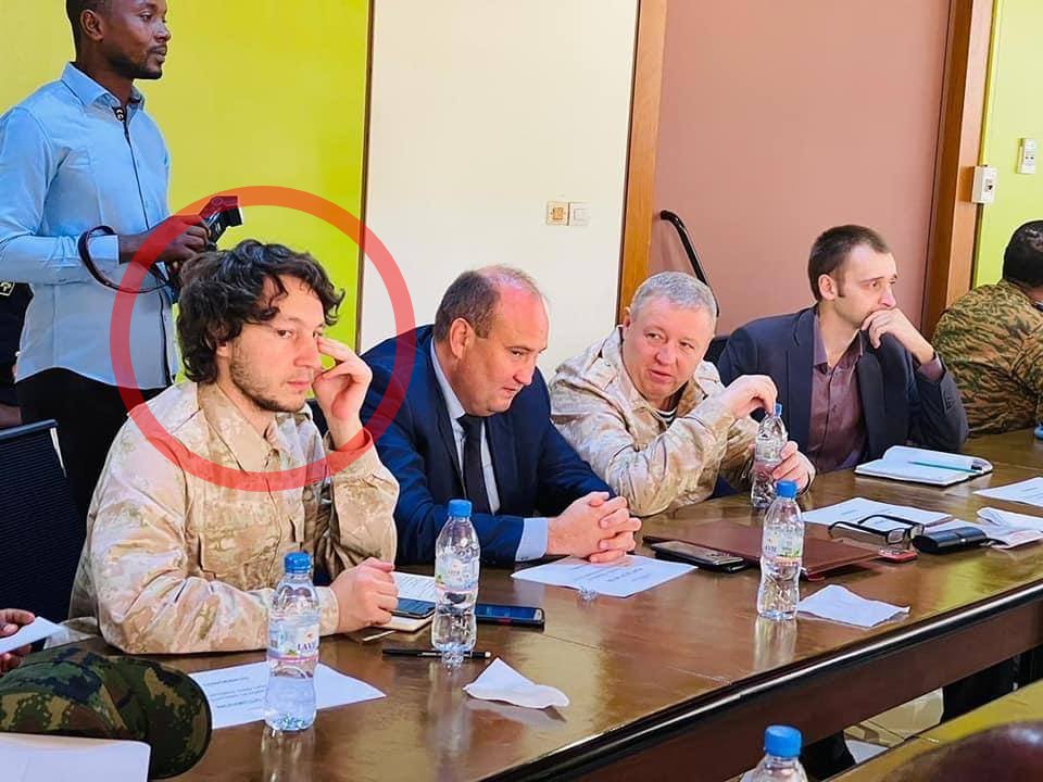 Harry_Boone's tweet photo. Dmitri Sytyi un des responsables du groupe russe Wagner en RCA blessé par un colis piégé. Directeur du centre culturel russe, interprète pour Wagner en RCA, Sytyi est surtout l’homme des ops de propagande russes dans la zone.

E. Prigozhin patron de Wagner accuse -déjà- la France https://t.co/O1OQdXC8l2