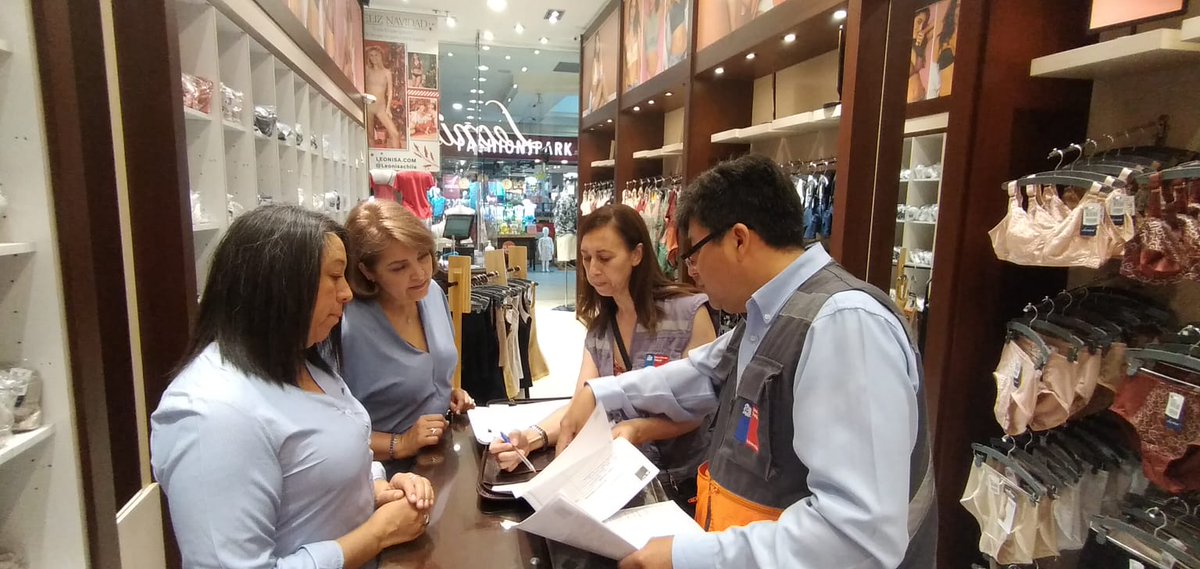 drtmetrooriente's tweet photo. 📍En los locales comerciales del Mall Plaza San Bernardo, los inspectores de la #IPTMaipo, Víctor Frez y Patricia Sepúlveda, realizaron esta mañana la Fiscalización de Comercio en Navidad para inspeccionar la extensión de horarios para trabajadores y trabajadoras #TrabajoDecente https://t.co/KGCza6a61P