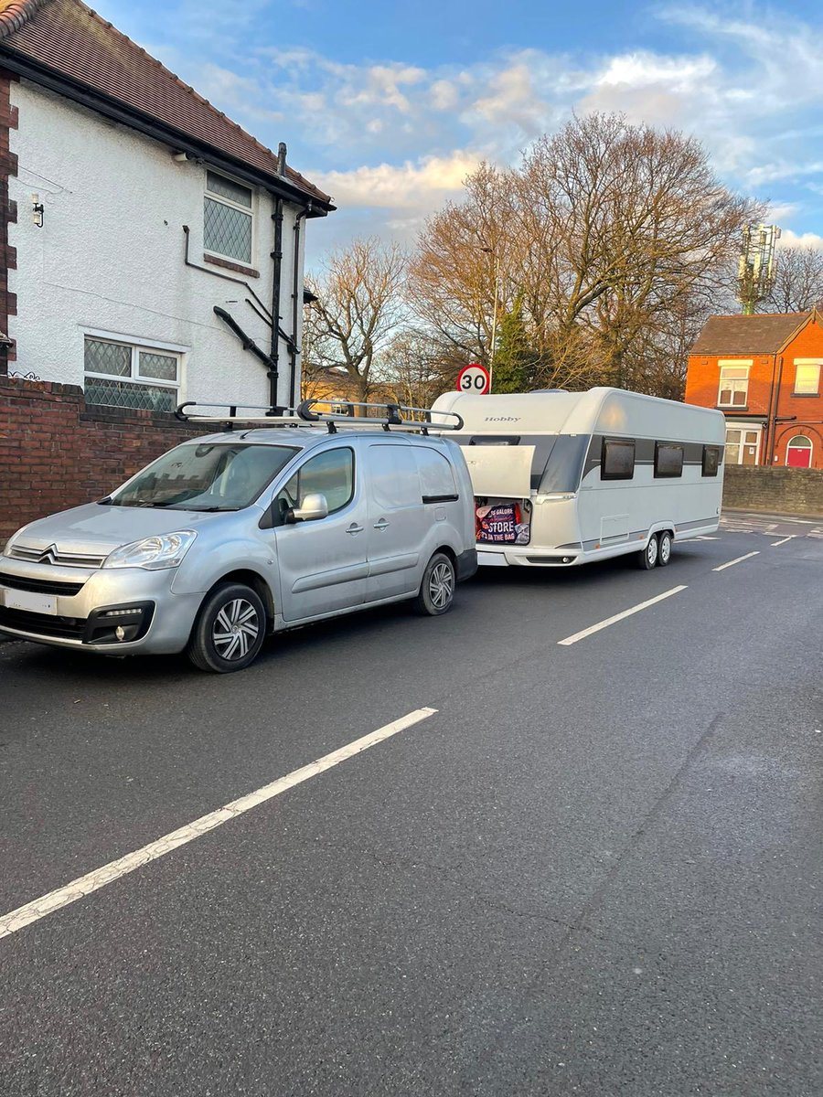 MerPolTraffic's tweet photo. This vehicle had no insurance, no rear number plate, a cracked windscreen and no extension mirrors.
Vehicle and caravan seized.
#syd1 https://t.co/4D4Z3GpUrw