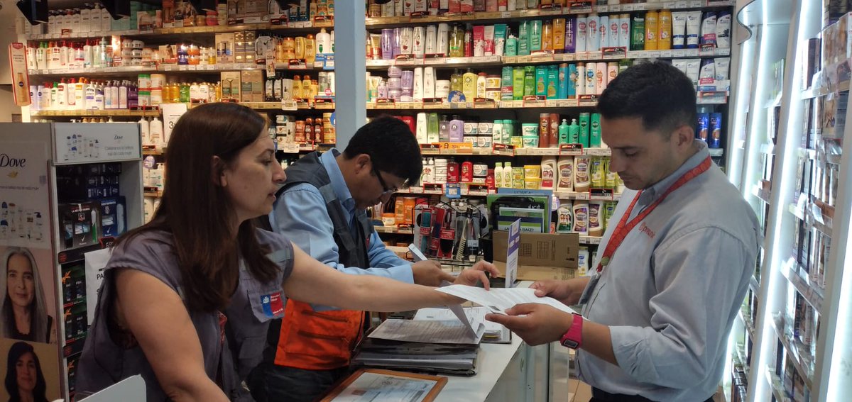 drtmetrooriente's tweet photo. 📍En los locales comerciales del Mall Plaza San Bernardo, los inspectores de la #IPTMaipo, Víctor Frez y Patricia Sepúlveda, realizaron esta mañana la Fiscalización de Comercio en Navidad para inspeccionar la extensión de horarios para trabajadores y trabajadoras #TrabajoDecente https://t.co/KGCza6a61P