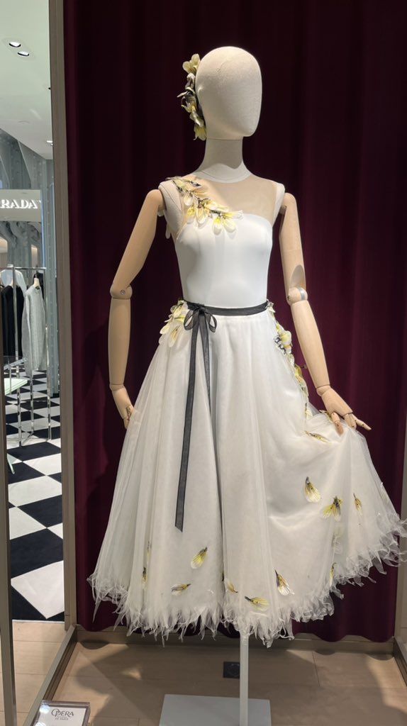 PatMarchesini's tweet photo. L’AS Danse et la WebTV du @clgleracinay peuvent admirer des costumes de ballets signés par de grands couturiers, exposés par @operadeparis à La Samaritaine. https://t.co/LoLJzCQMmH