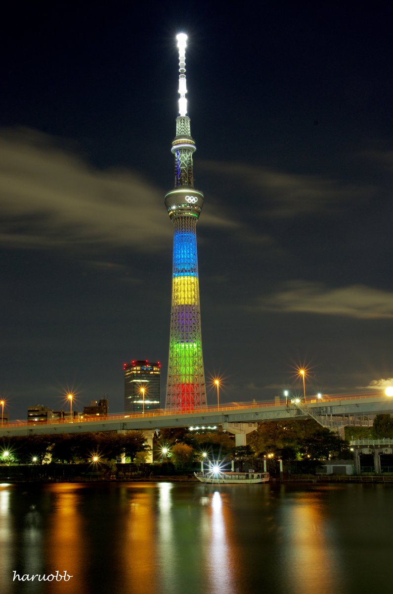 お疲れ様でした。 東京オリンピックの時を思い出して1枚。 この時から時が過ぎ去り、早いものです。 それでもしっかりと色づいている 東京スカイツリーの輝き 天気が悪くなるようです。 この輝きは、ちょっとお預けになりそうですね。