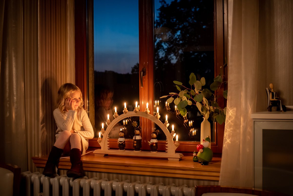 Ever heard of "Schwibbogen"? These beautiful decorative candle-holders are made in #Saxony's Ore Mountains, together with many other traditional wooden #Christmas decorations. Quite atmospheric, isn't it 🙂