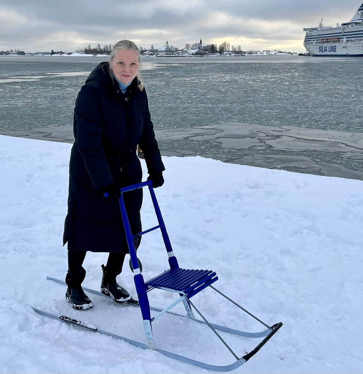 sveambassadorfi's tweet photo. Sain perheeltäni aikaisen joululahjan. Fick en tidig julklapp av familjen. Hyvää viikonloppua! Trevlig helg!🇸🇪🇫🇮 https://t.co/bmjXDsQW1Q