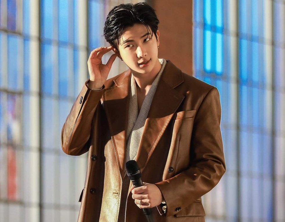 BTSGlobalCharts's tweet photo. 'RM' is the first Korean Act in history to debut all of his songs from an Album on Billboard's Vietnam Hot Chart. 🇻🇳 https://t.co/G9e20TFkLw