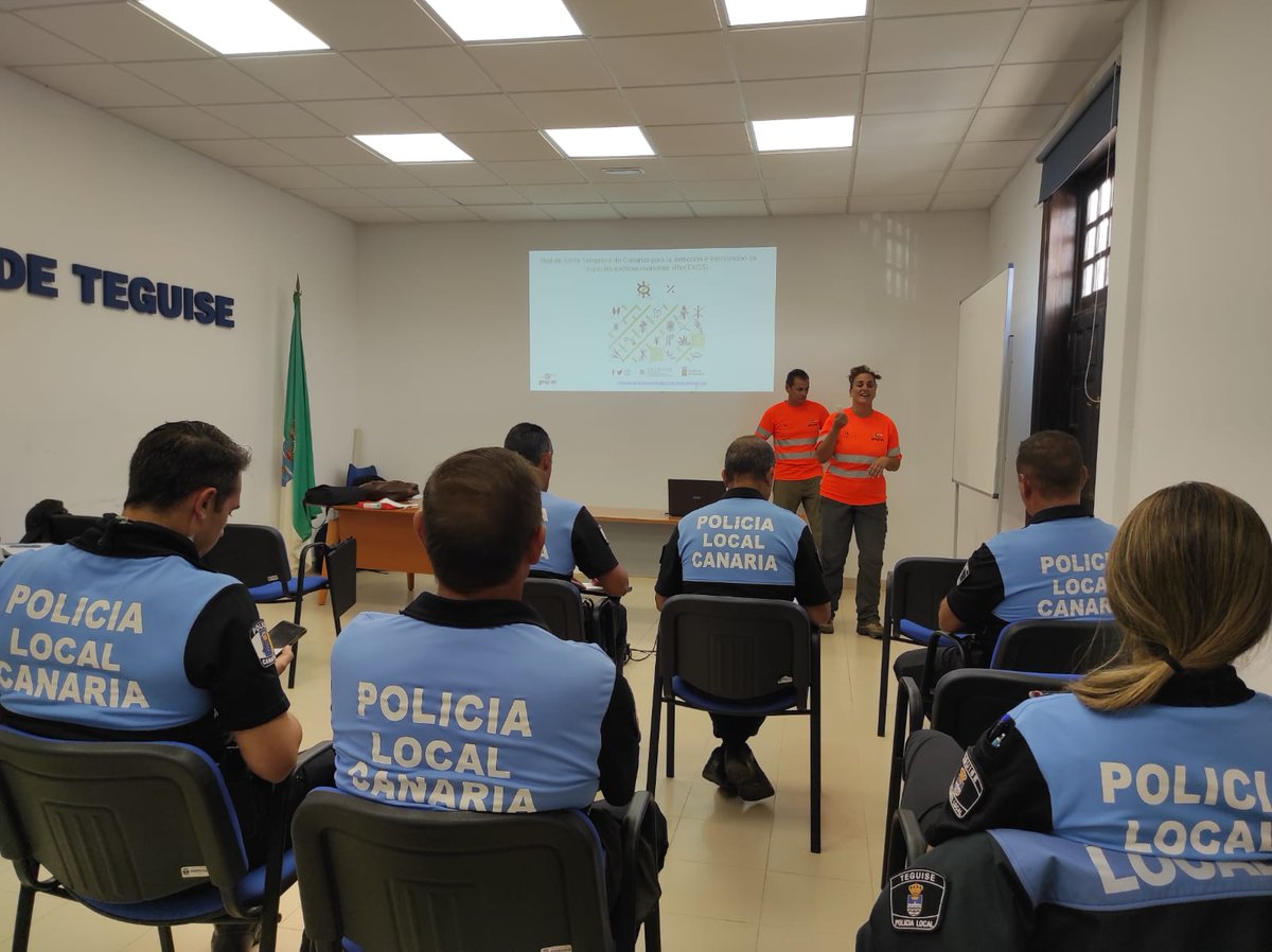 gesplansa's tweet photo. #Lanzarote | 👥Colaboramos con el Ayuntamiento de #Teguise en la celebración de charlas informativas sobre la protección animal y las especies invasoras.
✍️Compañeros del Centro de Acogida de Animales de Teguise y de #RedEXOS han impartido estos días charlas a la Policía Local. https://t.co/a2NJlnz64N