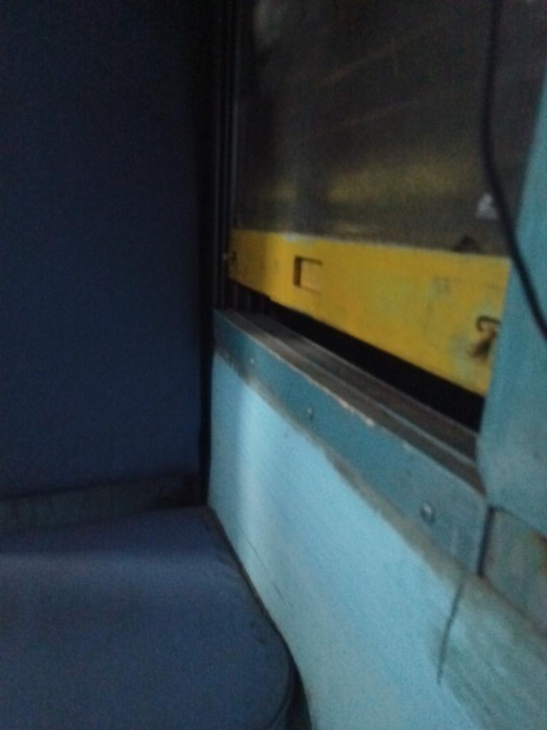 Parthachampio's tweet photo. @indianrailway__ 
@RailMinIndia 
@IRCTCofficial 
 
Train no :-- 08047
Coach :-- S3 , bearth :-- 71

Bahar bohut thanda hai aur yeh khidki nahi lag raha taklif ho raha hai  please help immediately https://t.co/69UMtmCQiu