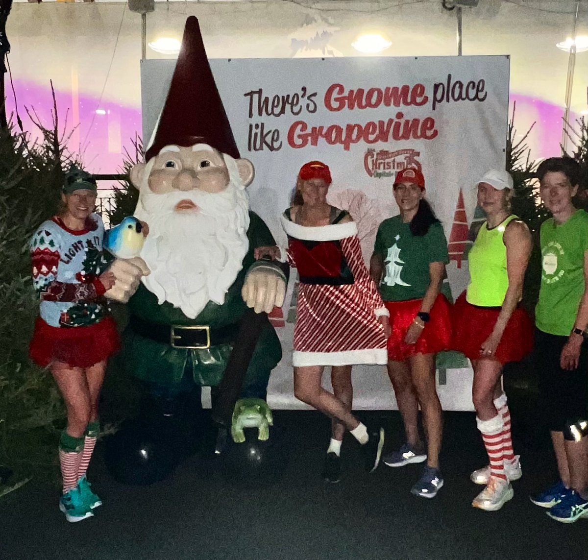 LakeGrapevineRW's tweet photo. A few snapshots of the Holiday Lights Runs. To see more go to: https://t.co/vPgkArKlfx click on “Discussion”.
#christmascapitaloftexas #holidaylightsrun #holidays #holidaytradition #rungrapevine #lgraw #runnerfun #runners #runchat #donuts https://t.co/R14deSxxGt