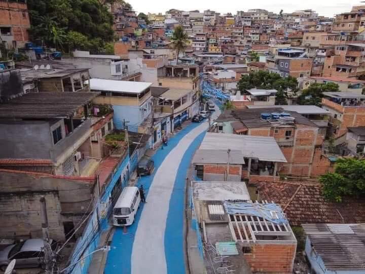 #Qatar2022 | en la favela Morro do Dendé de Río de Janeiro pintaron sus calles y frentes con los colores de la Albiceleste para apoyar a la Argentina en la final del Mundial. 🇦🇷