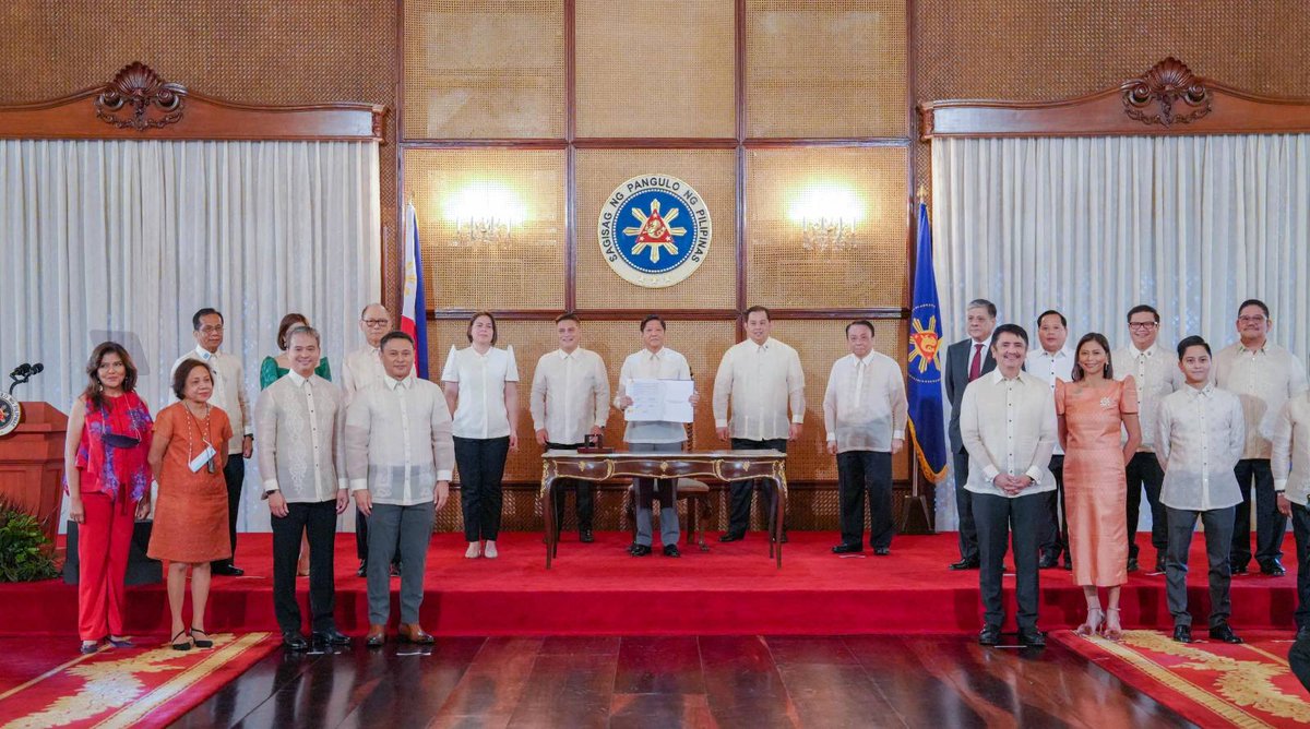bongbongmarcos's tweet photo. Upang masiguro ang tuloy-tuloy nating pagbangon, ating pinirmahan ang 2023 National Budget ngayong araw bilang pormal na pagsasabatas nito. https://t.co/Hnlk7DjsOQ