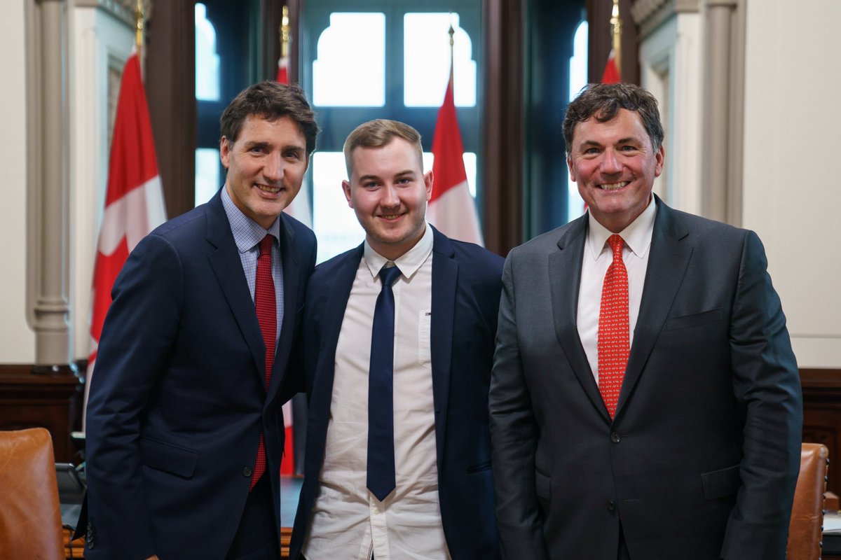 W ostatnich dniach premier Kanady <a href="/JustinTrudeau/">Justin Trudeau</a> oraz minister z jego rządu <a href="/DLeBlancNB/">Dominic LeBlanc</a> spotkali się z 23-letnim Niemcem Jonathanem Kehlem. W 2019 roku Kehl oddał komórki macierzyste dla LeBlanca, dzięki czemu dał mu szansę na drugie życie😊