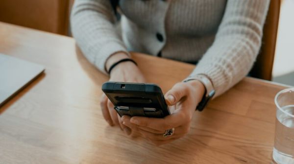 Chatbot ChatGPT lijkt de wereld te veroveren en houdt de gemoederen momenteel flink bezig. Van: ‘Het zou verboden moeten worden’ tot: ‘A.I. die ons leven gaat veranderen’. klantcontact.nl/ict-tech/wat-k…