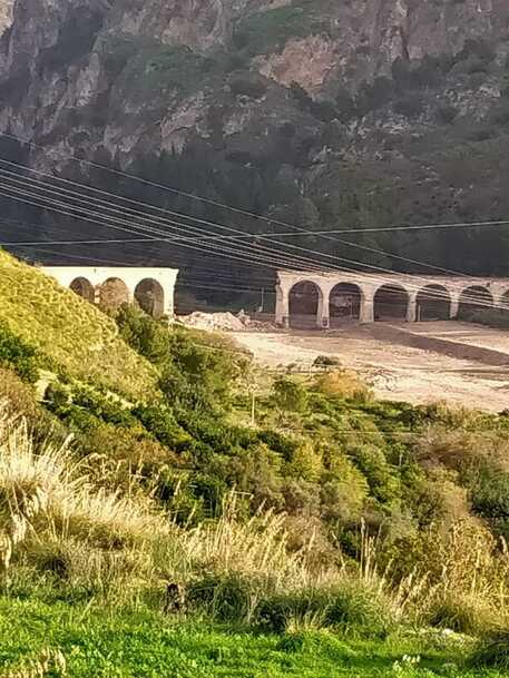 TgrRaiSicilia's tweet photo. Sono crollate stanotte due arcate dello storico ponte "Tredici Luci", che attraversa il fiume #Sosio, tra le province di #Palermo ed #Agrigento. Disposta una perizia per accertare le cause del #disastro. https://t.co/BOv1Y33iiG