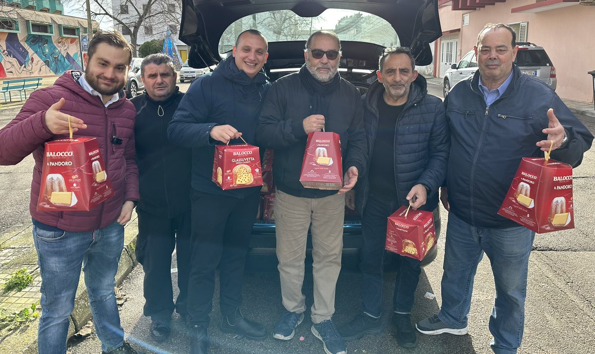 MaggioreBrizio's tweet photo. PANETTONI PER TUTTI I NONNI ‼️ 

Come ogni anno, il nostro Sindaco Gianluca Tommasi e Amministrazione Comunale in collaborazione con l’Associazione CI SIAMO, augura buon Natale e felice anno nuovo ai nonni calimeresi, simbolo indiscusso della storia del nostro paese. https://t.co/eZjR6nD0Ks