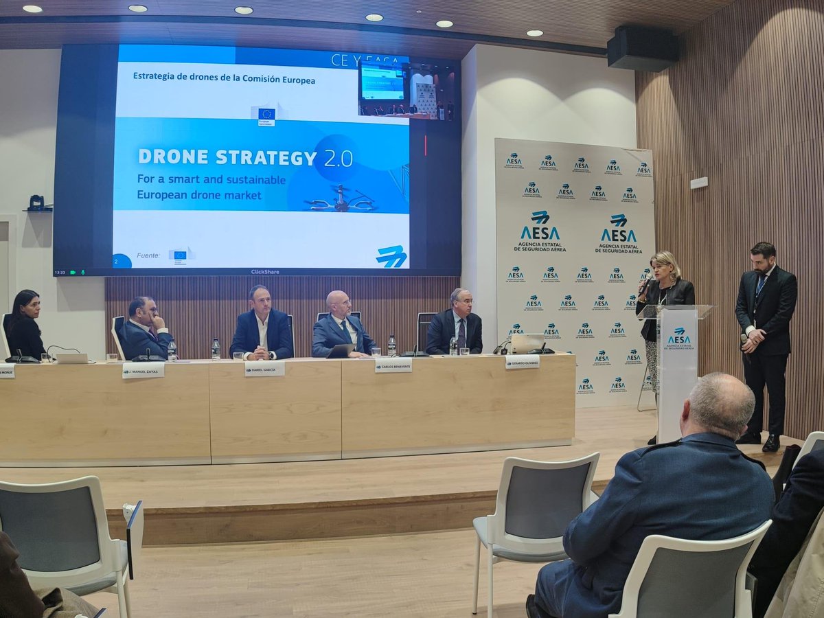 AesaSpain's tweet photo. 🗣️Marta Lestau, directora de Seguridad de Aeronaves, y Juan José Sola, jefe de Div. #Drones de @AesaSpain, clausuran esta presentación.

🔹Puedes consultar el 𝗟𝗶𝗯𝗿𝗼 𝗕𝗹𝗮𝗻𝗰𝗼 𝗱𝗲 𝗦𝗶𝘀𝘁𝗲𝗺𝗮𝘀 𝗻𝗼 𝗧𝗿𝗶𝗽𝘂𝗹𝗮𝗱𝗼𝘀 #UAS en #España ➡️ https://t.co/PtGzkQMtDf https://t.co/E63IGcQrJ6