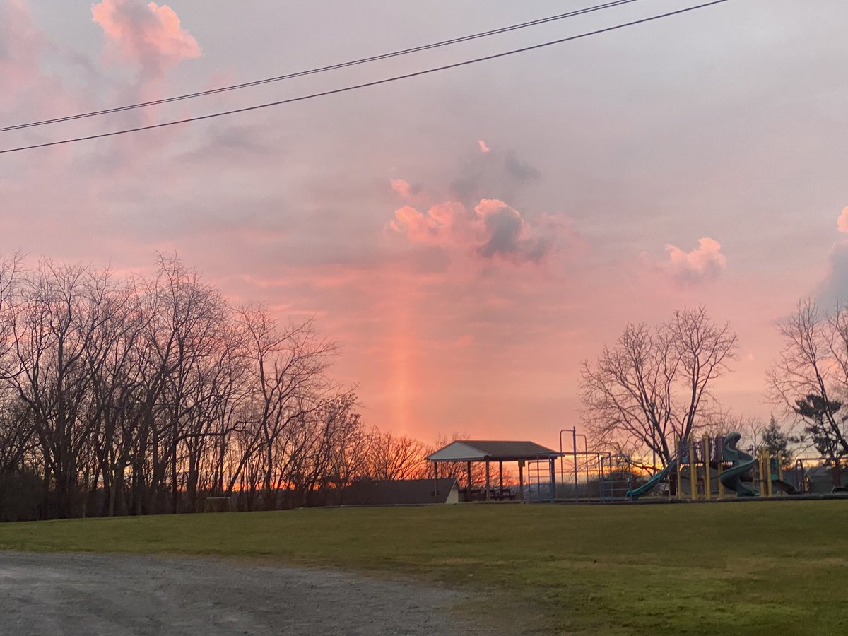kaleena624's tweet photo. @RayPetelinWx @weatherchannel @NWS sun column - Jefferson Hills - 12/16/22 https://t.co/vWoO96ZhSt