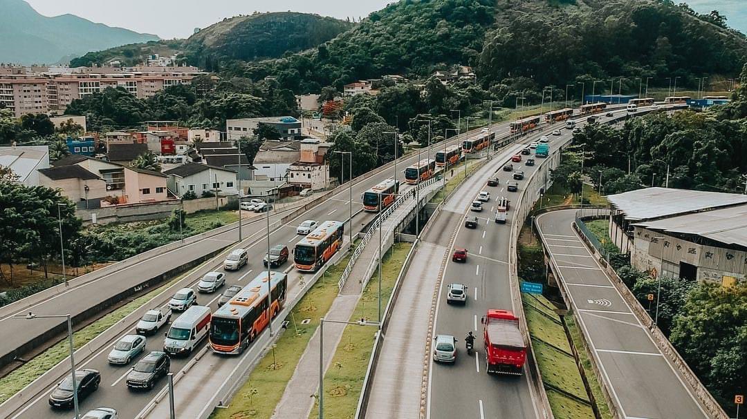 CddGel's tweet photo. Realizar essa entrega é muito gratificante. Seguiremos comprometidos e trabalhando firme até que todos os ônibus cheguem e o serviço seja de excelência para todos os cariocas!  Em breve, Transcarioca, TransBrasil e TransOeste também. @eduardopaes https://t.co/kky3cvMYXR