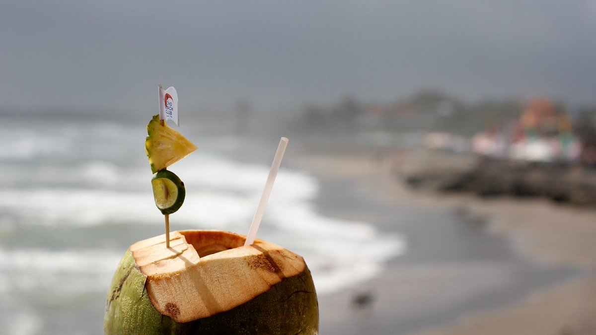 SideHustleInspo's tweet photo. What's the DREAM?

Getting paid while sitting on the beach drinking out of a coconut! 

Because I built my side hustles to build my lifestyle instead of grinding away all day getting nowhere… ❌

If you haven’t had your breakthrough yet online - it’s not your fault… 🤷‍♂️

👽⤵️ https://t.co/on45nN2W1o