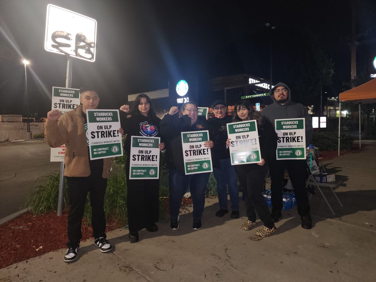 <a href="/sbwuca/">Starbucks Workers United - California</a> on strike <a href="/Starbucks/">Starbucks</a> in LA! 💪💪 Solidarity from @teamsters delivery drivers refusing to cross the picket line!