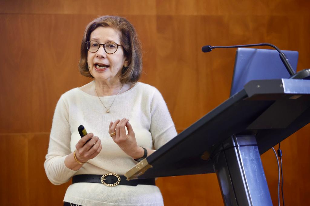 consorciedubcn's tweet photo. 🎒"Les polítiques de diversificació de les elits són necessàries però no són polítiques de justícia social". Agnès van Zanten ens parla de les polítiques que es duen a terme a França per respondre a la #segregacióescolar, de la seva problemàtica i efectes.
#ECASSFinalConference https://t.co/HJAuy1zVgH