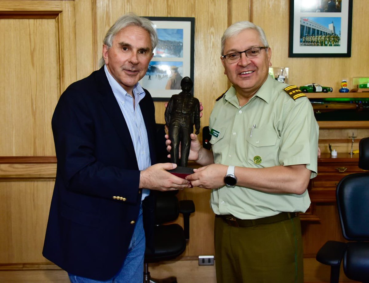 prensamoreira's tweet photo. Nuestro Senador se reunió con el General Director de Carabineros, Ricardo Yañez, para abordar el escenario de seguridad en la región de Los Lagos. Solicitó un nuevo retén para #PuertoMontt, mas dotación, vehículos y un control en el acceso a #Chiloé. https://t.co/PNoicMufb0