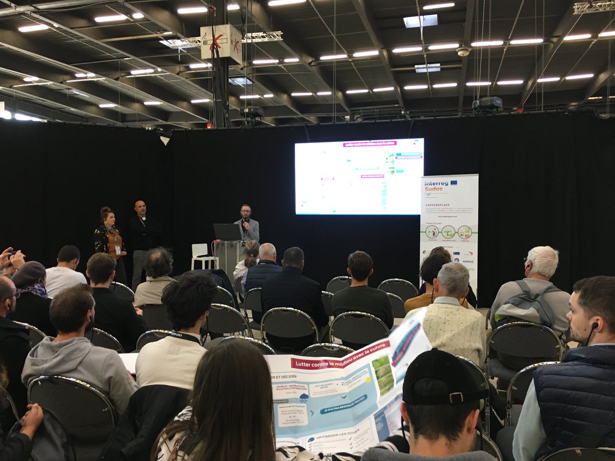 VigneronsBio_NA's tweet photo. Le 1er Décembre dernier, Vignerons Bio Nouvelle-Aquitaine et ses partenaires ont présenté le projet Coppereplace et ses premiers retours d’essai lors du salon Vinitech 2022 ! 

Conférence riche en information sur la réduction du cuivre ! 🌱​

#coppereplace #interregsudoe https://t.co/0TpLJW6hSt
