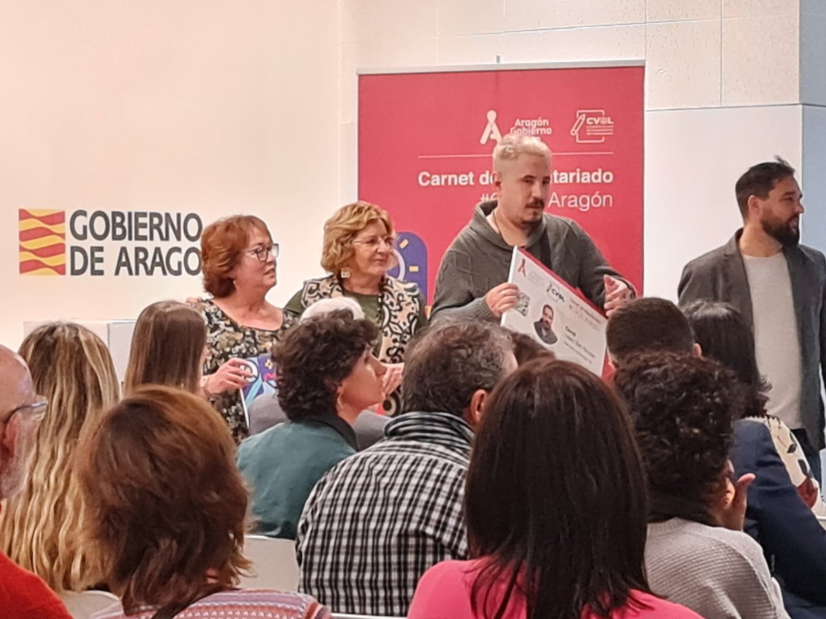 ASAPMEAragon's tweet photo. Sentimos un gran orgullo del voluntariado @ASAPME en #SaludMental
🧡🧠🧡 @YlanitSalazar en su representación, ha recibido el carnet de manos del DG del Gobierno Abierto e Innovacion Social del @GobAragon @raulolivan @laaab_es en un emotivo acto que ha presidido @marivibroto https://t.co/Yrz02gJEhQ