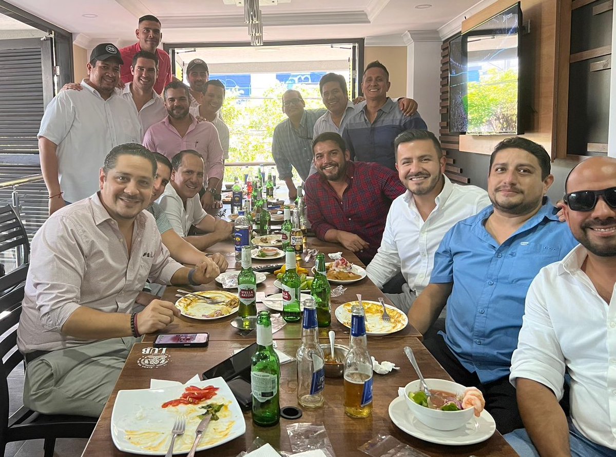 AlcoholemiaFC's tweet photo. Reunión Navideña #AlcoholemiaFC 2022.
#ArribaAlcoholemiaFC
#AlcoholemiaFC2023 
#ExAlumnosCCC ⚽️🏃🏻‍♂️🏆🥇
#ColegioCristobalColon
#Promo56 #AdSupernaIntenti
#Guayaquil #Ecuador 🇪🇨 https://t.co/Tjtkmfz1Xb